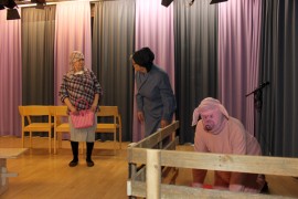 Maija (Pirkko Torkki) ja Liinu (Marja-Liisa Virtanen) ja possu (Aaro Virtanen) pohtimassa sikamaisuuksia.