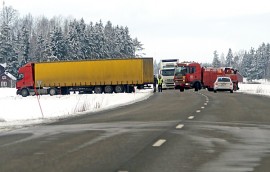 Tieltä suistunut rekan perävaunu haittasi liikennettä Tarvasjoella tiistai-iltapäivänä. Kuva: Simo Päivärinta