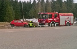 Rattijuopon kuljettama auto kärsi pahoja vaurioita, mutta kuljettaja säästyi loukkaantumiselta. Kuva: Simo Päivärinta