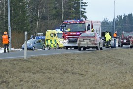 Kolari tukki lähes koko risteyksen, joten liikenne kiersi paikan lähes ojapiennarta myöten. Kuva: Simo Päivärinta