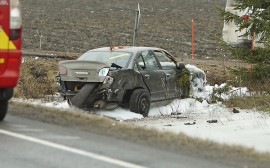 Yksi henkilö loukkaantui ja henkiöauto romuttui käyttökelvottomaksi ulosajossa Ollilassa. Kuva: Simo Päivärinta