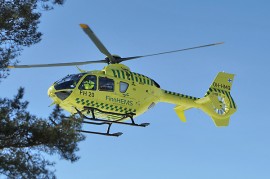 Lääkärihelikopterin tuomaa apua onnettomuuspaikalla. Kuva: Simo Päivärinta