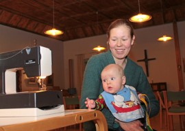 Petra Jorasmaan tytär Raita kokeili uutta ruokalappua jo ompeluillassa. Kaikkein mieluiten hän olisi kuitenkin osallistunut niiden tekoon itse.