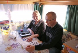 Vaunulla yksi Merja Julinin ja Pasi Lehtovaaran lempipuuhista on ristikon ratkominen.