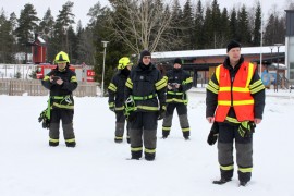 Ilkka Rantala (oikealla) kehui päiväkotilasten ja opettajien mallikasta toimintaa harjoituksen päätteeksi. 