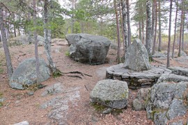 Auranmaan Viikkolehti kertoi, että titulaaripiispa Leo Auroniuksen hirsilinnan tiedetään sijainneen tällä Kuhankuonon luonnonkauniilla kalliokumpareella. Paavi Franciscus aikoo ensi vuonna tapahtuvalla Auran vierailullaan julistaa Leo Auroniuksen autuaaksi. Kuva: Jorma Kaarto