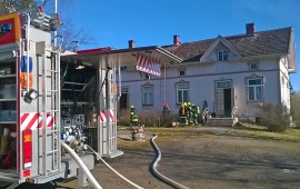 Palokunta varmisti, ettei tuli ollut jäänyt kytemään talon rakenteisiin. Kuva: Simo Päivärinta.