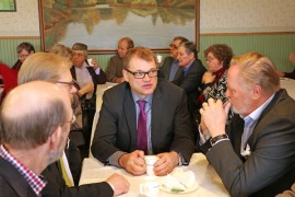 Pääministeri Juha Sipilä kahvitteli keskustaväen kanssa ennen kokousta. Juttuseurana Juha Nevavuori Uudestakaupungista, Jani Kurvinen Somerolta ja Reijo Hallisto Paimiosta.