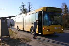 Tarvasjoella bussit kulkevat harvakseltaan ja vuorot on suunniteltu koululaisten tarpeisiin.