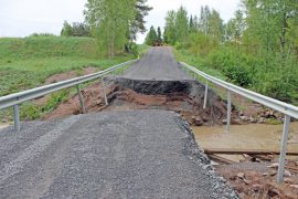 Patakosken silta sortui torstaina voimakkaan sateen johdosta.