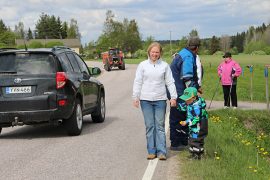 Turuntien kapeus ja valaistuksen puute huolettavat Meeri ja Aatu Vanhataloa ja muita tienvarren asukkaita.