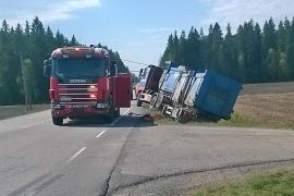 Rekkaa nostettiin ojasta hieman ennen kello 14:ää. Kuva: Simo Päivärinta