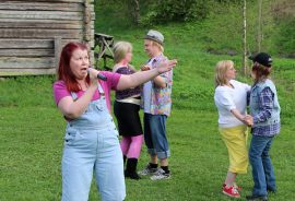 Aavan meren tuolla puolen, Laura (Päivi Hettula) laulaa antaumuksella häissä. Nurmikolla Veeti-sulhasen (Markus Vatka) kanssa tanssii kaaso Alexandra (Marjukka Reini) ja Jennan (Saara Okko) parina on tyttöystävä Yrsa (Asta Aho).