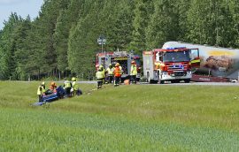 Henkilöauto ja kuorma-auto törmäsivät rajusti Kyrössä ysitiellä tiistaina aamupäivällä. Kuva: Simo Päivärinta