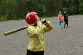 Eeva Ojanperä on lyöntivuorossa.