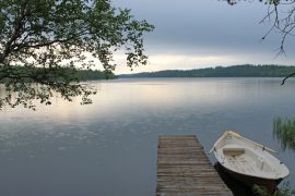 Outi Lintuahon kuvassa ”Kesäsateella Suomussalmella” pisarat rummuttavat järven pintaa.