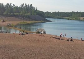 Tiistaina Melliläjärvellä riitti vielä auringonpalvojia ja uimareita. Nyt odotellaan lämpimämpiä säitä, jotta rantaelämä taas maistuisi. Kuva: Iina Mäkelä