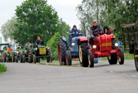 Vuonna 2014 traktorit huristivat Aurasta Liedon Nautelankoskelle. Tänä vuonna mennään Riihikoskelle. Kuva: Kiti Salonen.