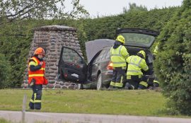 Kuusiaidan läpi menneen henkilöauton matkanteko päättyi muistomerkin viereen. Kuva. Simo Päivärinta.