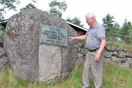 Kalervo Mäkinen näyttää paikkaa, johon menneiden sukupolvien kiven uusi muistolaatta kiinnitetään.