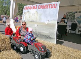 Lauri, Tanja ja Veera Vestit parkkeerasivat Oripään kunnan osaston selfievarikolle.