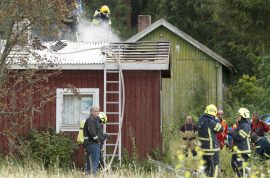 Palokunta joutui purkamaan osan saunan katosta. Kuva: Simo Päivärinta