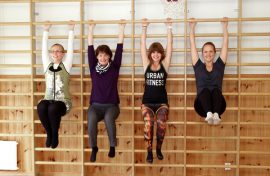 Miia Lehtonen, Heli Koivulahti, Joanna Tuominen ja Anni Lipasti pitävät Mustanojan kyläkoulun jumppasalia ihanteellisena paikkana kyläjumpparyhmille.