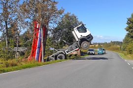 Kuorma-auton kuljettaja joutui odottamaan kuorman purkua hytissään. Kuva: Simo Päivärinta