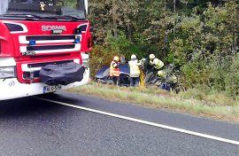 Auto päätyi syvälle ojaan. Kuva: Simo Päivärinta.