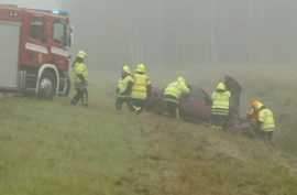 Auto suistui tieltä sankassa sumussa. Kuva: Simo Päivärinta.