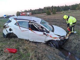 Kolarissa loukkaantunut ajoi autoa, joka suistui törmäyksen voimasta tieltä. Kuva: Simo Päivärinta.