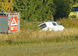 Pakettiauto kellahti ojan puolelle Salontiellä. Kuva: Simo Päivärinta.