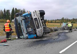 Tarvasjoentiellä sattunut rekan kaatuminen sulki toisen ajokaistan maanantaina iltapäivällä.