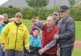 Tarmo Ahti, 101, saatteli kuulan komeassa kaaressa kentän pintaan. Antti Kesälä varmisti, ettei mies lähde kuulan mukana.