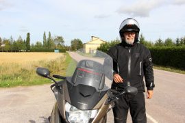 Marttilalainen Martti Rannikko toivoo, että mahdollisimman moni motoristi pysähtyisi viikonloppuna tien poskeen.