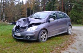 Henkilöauto vaurioitui pahoin peurakolarissa Marttilassa Salontiellä. Kuva: Simo Päivärinta.