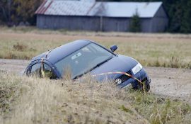 Auto vaurioitui melkoisesti, mutta kuljettaja ei loukkaantunut. Kuva: Simo Päivärinta