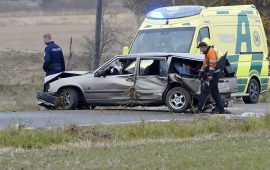 Kuljettaja loukkaantui ja auto ruttaantui pahasti Karhunojantien ulosajossa. Kuva: Simo Päivärinta.