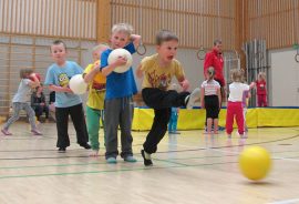 Aleksi Salminen tykittää pallon maaliin. Omaa vuoroaan odottavat Eetu Koskela, Valtteri Toivonen ja Joni Haapanen.