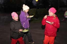 Oripään seurakuntatalon pihassa leiriaterian tekoon osallistuneille Elena Mikkolalle, Elli Huhtalalle ja Wilma Hamppulalle maistui trangialla tehty omatekoinen sapuska.