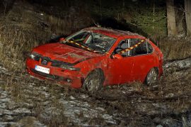 Ojaan suistunut henkilöauto pyörähti katon kautta ympäri. Kuva: Simo Päivärinta.