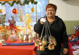 Jouluista tunnelmaa voi herätellä vaikkapa ripustamalla tällaisen Eila Suuniityn esittelemän tonttukranssin kattoon.