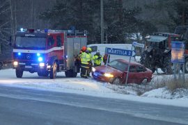 Auto lipsahti kymppitieltä ojaan Marttilantien risteyksen kohdalla. Kuva: Simo Päivärinta.