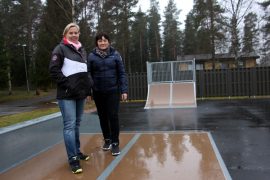 Anne Mäkelä ja Kirsti Keskitalo iloitsevat Marttilan Murron aikaansaannoksista kuten skeittipuistosta. Keskitalo ja Mäkelä luotsaavat 110-vuotiasta seuraa kohti tulevaa.