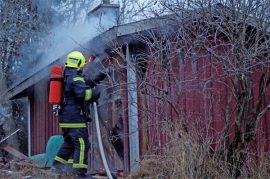 Tarvasjoen VPK taltutti rantasaunapalon. Kuva: Simo Päivärinta.