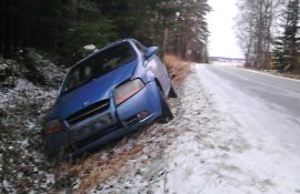 Henkilöauto ajoi ulos Salontieltä perjantaina iltapäivällä. Kuva: Simo Päivärinta.