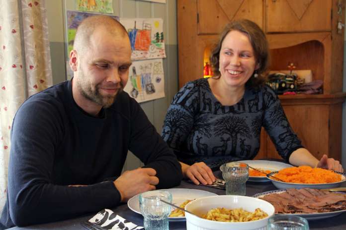 Vierailu Aapo ja Tiina Ekmanin ruokapöydässä Maanpään luomutilalla aloittaa Auranmaan Viikkolehden Läheltä lautaselle -sarjan. Maanpään luomutilalla kasvatetaan lihakarjaa.