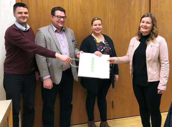 Carunan aluejohtaja Tuomas Maasalo ja avainasiakaspäällikkö Petri Parviainen lahjoittivat marttilalaisille kassillisen uimalippuja. Lahjoituksen ottivat vastaan kunnanjohtaja Carita Maisila ja sosiaalipalvelujohtaja Maria Vesala.