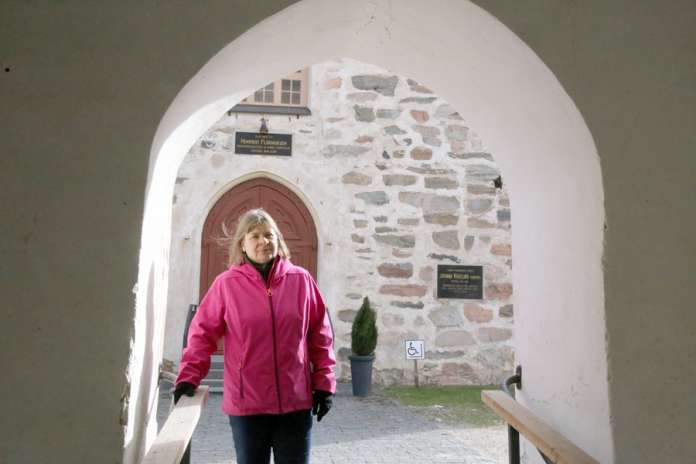 Tarvasjoen kappalainen Outi Niiniaho kertoo, että vaikka seurakuntalaisia ei voi tavata, työ ei ole hävinnyt, vaan muuttanut muotoaan. Puhelin ja sosiaalinen media ovat nyt tärkeitä työvälineitä. Pappikin tekee nyt suuren osan töistään etänä. Kuva Niiniahon kotikaupungin Paimion kirkolta.