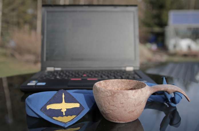 Etäpartiovälineenä toimii useimmiten kännykkä, kannettava tietokone tai tabletti. Ohjeita pystyy antamaan videoyhteydellä ihan hyvin, mutta se ei vedä vertoja kasvokkain tapahtuvalle toiminnalle. Kuva: Karoliina Koliseva